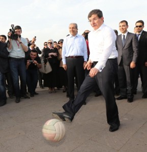 DISISLERI BAKANI AHMET DAVUTOGLU DIYARBAKIR'DA