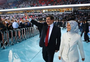 sare-davutoğlu-ak-parti-kongre-selamlama